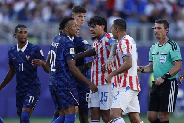 PHILADELPHIA - Kylian Mbappe of France, Gustavo Gomez of Paraguay and Gustavo Velazquez of Paraguay during the 2026 FIFA World Cup, WM, Weltmeisterschaft, Fussball round of 16 match between Paraguay and France at the Philadelphia Stadium on July 4, 2026 in Philadelphia, United States. MAURICE VAN STEEN ANP FIFA World Cup 2026 - round of 16 2026 xVIxANPxSportx xMauricexvanxSteenxIVx 562818635 originalFilename: 562818635.jpg