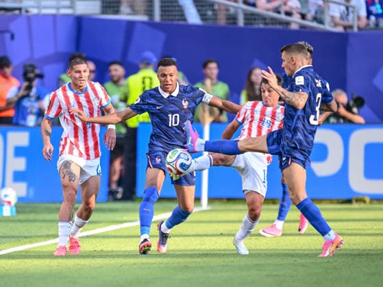 Juan Jose Caceres (Paraguay), Kylian Mbappe (France), Andres Cubas (Paraguay) and Lucas Digne (France) battle for the ball during the FIFA World Cup, WM, Weltmeisterschaft, Fussball 2026 Round Of 16 match between Paraguay and France at Philadelphia Stadium on July 4, 2026 in Philadelphia, United States. (Photo by Harry Langer DeFodi Images) - *** Juan Jose Caceres of Paraguay, Kylian Mbappe of France, Andres Cubas of Paraguay, and Lucas Digne of France battle for the ball during the 2026 FIFA World Cup Round of 16 match between Paraguay and France at Philadelphia Stadium on July 4, 2026, in Philadelphia, United States. Photo by Harry Langer, DeFodi Images