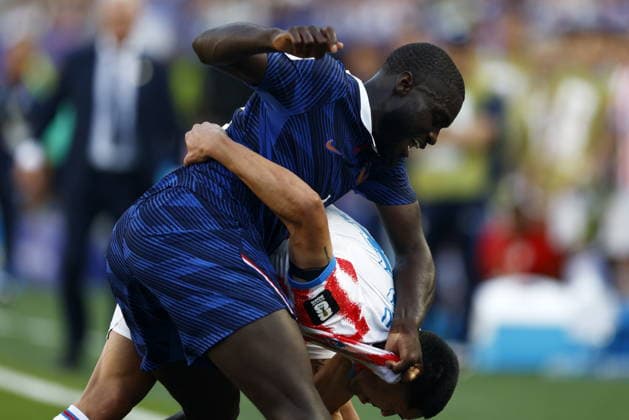 FIFA World Cup, WM, Weltmeisterschaft, Fussball 2026 - Round of 16 - Paraguay vs France Dayot Upamecano of France (L) in action against Gustavo Caballero of Paraguay (R) during the FIFA World Cup 2026 Round of 16 match Paraguay against France, in Philadelphia, Pennsylvania, USA, 04 July 2026. PHILADELPHIA United States  Copyright: xWILLxOLIVERx