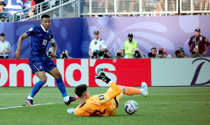FIFA World Cup, WM, Weltmeisterschaft, Fussball 2026 - Round of 16 - Paraguay vs France Kylian Mbappe (L) of France attempts to score against goalkeeper Orlando Gill of Paraguay during the FIFA World Cup 2026 Round of 16 match Paraguay against France, in Philadelphia, USA, 04 July 2026. = PHILADELPHIA United States  Copyright: xSARAHxYENESELx
