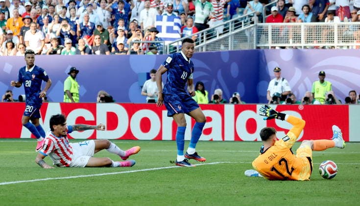 FIFA World Cup, WM, Weltmeisterschaft, Fussball 2026 - Round of 16 - Paraguay vs France Kylian Mbappe (C) of France attempts to score against goalkeeper Orlando Gill of Paraguay during the FIFA World Cup 2026 Round of 16 match Paraguay against France, in Philadelphia, USA, 04 July 2026. PHILADELPHIA United States  Copyright: xSARAHxYENESELx