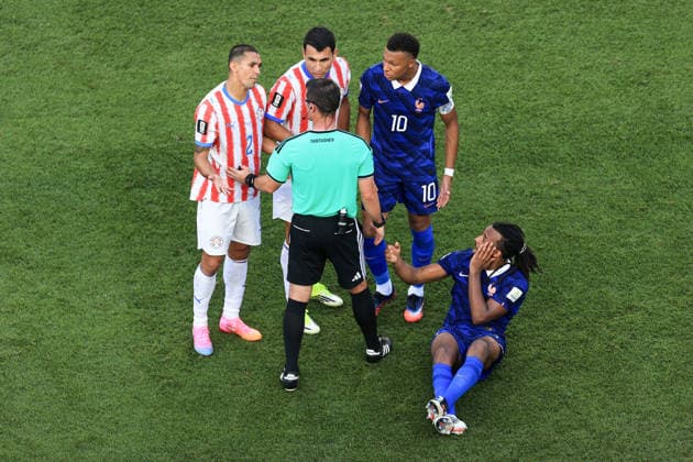 Football - FIFA World Cup, WM, Weltmeisterschaft, Fussball - Round of 16 - Paraguay v France 4th July 2026 - FIFA World Cup - Round of 16 - Paraguay v France - L-R Gustavo Velazquez of Paraguay, Junior Alonso of Paraguay and Kylian Mbappe of France argues with match referee Ilgiz Tantashev as Jules Kounde of France holds his face - Photo: Simon Stacpoole Offside. Philadelphia USA *** Fußball – FIFA-Weltmeisterschaft, Achtelfinale: Paraguay gegen Frankreich, 4. Juli 2026 – FIFA-Weltmeisterschaft, Achtelfinale: Paraguay gegen Frankreich – von links: Gustavo Velázquez aus Paraguay, Junior Alonso aus Paraguay und Kylian Mbappé aus Frankreich diskutieren mit Schiedsrichter Ilgiz Tantashev, während Jules Koundé aus Frankreich sich das Gesicht hält. Foto: Simon Stacpoole. Abseits. Philadelphia, USA  Copyright: xSimonxStacpoolexOffside