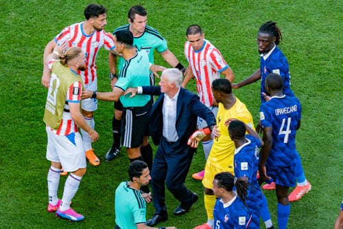 FIFA Fussball Weltmeisterschaft 2026, Achtelfinale, Paraguay vs. Frankreich, 04.07.2026, Philadelphia Stadium Didier Deschamps der Schiedsrichter und Dayot Upamecano Jules Kounde Manu Kone Mike Maignan *** 2026 FIFA World Cup, Round of 16, Paraguay vs. France, July 4, 2026, Philadelphia Stadium; Didier Deschamps (referee); Dayot Upamecano, Jules Koundé, Manu Kone, Mike Maignan Copyright: xBahhoxKarax