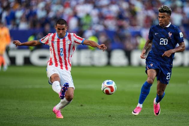 Gustavo Velazquez of Paraguay crosses the ball Paraguay v France 2026 FIFA World Cup, WM, Weltmeisterschaft, Fussball Round of 32, Football, Philadelphia Stadium, Philadelphia, Pennsylvania, USA - 04 Jul 2026Philadelphia Philadelphia Stadium Pennsylvania (PA) United States of America  Copyright: xIsmaelxAdnan Shutterstockx 16975708da