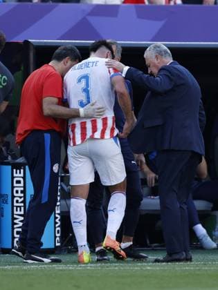 PHILADELPHIA - Paraguay manager Gustavo Alfaro and Omar Alderete of Paraguay during the 2026 FIFA World Cup, WM, Weltmeisterschaft, Fussball round of 16 match between Paraguay and France at the Philadelphia Stadium on July 4, 2026, in Philadelphia, United States. MAURICE VAN STEEN ANP FIFA World Cup 2026 - round of 16 2026 xVIxANPxSportx xMauricexvanxSteenxIVx 562818819 originalFilename: 562818819.jpg