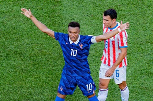 FIFA Fussball Weltmeisterschaft 2026, Achtelfinale, Paraguay vs. Frankreich, 04.07.2026, Philadelphia Stadium Tor zum 0:1 durch Elfmeter durch Kylian Mbappe Junior Alonso *** 2026 FIFA World Cup, Round of 16, Paraguay vs. France, July 4, 2026, Philadelphia Stadium; 0-1 goal scored on a penalty kick by Kylian Mbappé against Junior Alonso Copyright: xBahhoxKarax