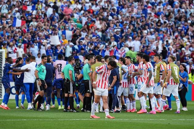 A melee between France and Paraguay breaks out at full time Paraguay v France 2026 FIFA World Cup, WM, Weltmeisterschaft, Fussball Round of 32, Football, Philadelphia Stadium, Philadelphia, Pennsylvania, USA - 04 Jul 2026Philadelphia Philadelphia Stadium Pennsylvania (PA) United States of America  Copyright: xIsmaelxAdnan Shutterstockx 16975708db