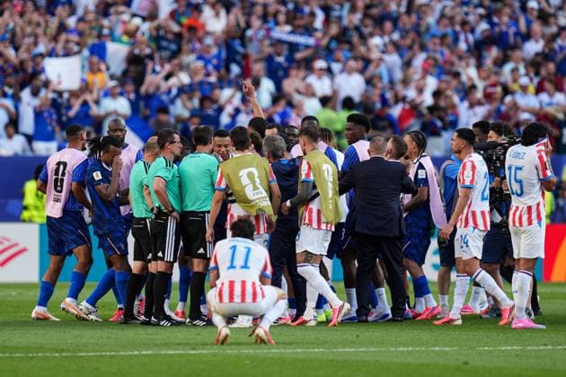 A melee between France and Paraguay breaks out at full time Paraguay v France 2026 FIFA World Cup, WM, Weltmeisterschaft, Fussball Round of 32, Football, Philadelphia Stadium, Philadelphia, Pennsylvania, USA - 04 Jul 2026Philadelphia Philadelphia Stadium Pennsylvania (PA) United States of America  Copyright: xIsmaelxAdnan Shutterstockx 16975708dc