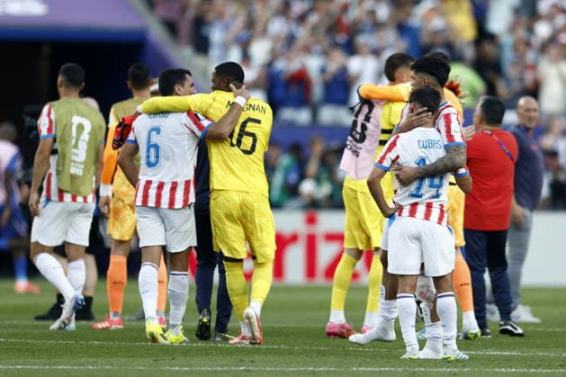 FIFA World Cup, WM, Weltmeisterschaft, Fussball 2026 - Round of 16 - Paraguay vs France Players of Paraguay look disappointed after losing the FIFA World Cup 2026 Round of 16 match Paraguay against France, in Philadelphia, Pennsylvania, USA, 04 July 2026. PHILADELPHIA United States  Copyright: xWILLxOLIVERx