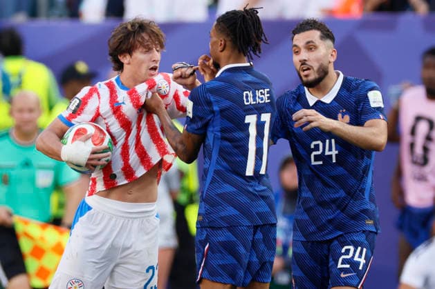 Paraguay v France: Round of 16 - FIFA World Cup, WM, Weltmeisterschaft, Fussball 2026 Matias Galarza of Paraguay and Michael Olise of France is pulled away by Rayan Cherki of France in incident during the FIFA World Cup 2026 Round Of 16 match between Paraguay and France at Philadelphia Stadium on July 4, 2026 in Philadelphia, Pennsylvania. Philadelphia Philadelphia Stadium PA United States Copyright: xAllstarxPicturexLibraryxLtdx