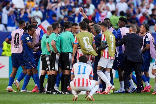 A melee between France and Paraguay breaks out at full time Paraguay v France 2026 FIFA World Cup, WM, Weltmeisterschaft, Fussball Round of 32, Football, Philadelphia Stadium, Philadelphia, Pennsylvania, USA - 04 Jul 2026Philadelphia Philadelphia Stadium Pennsylvania (PA) United States of America  Copyright: xIsmaelxAdnan Shutterstockx 16975708de
