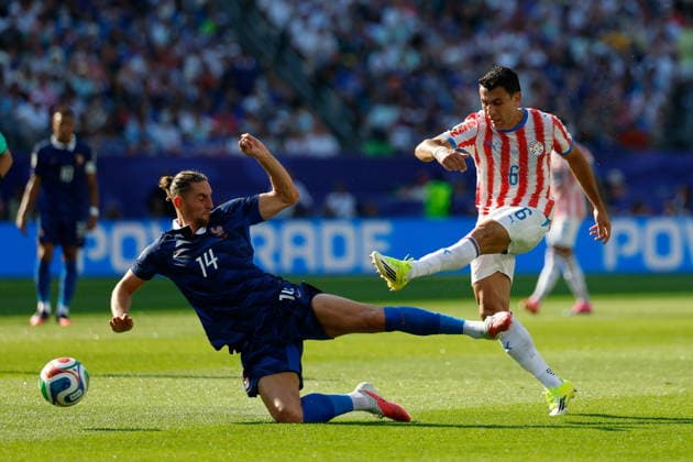 PHILADELPHIA STADIUM PHILADELPHIA PENNSYLVANIA USA 04.07.2026 FIFA MISTRZOSTWA SWIATA 2026 W PILKA NOZNA W USA MECZ GRUPA 1 8 FRANCE FRANCJA I AND PARAGUAY PARAGWAJ FIFA World Cup, WM, Weltmeisterschaft, Fussball 2026 Round of 16 match between Paraguay and France at Philadelphia Stadium on July 04, 2026 in Philadelphia, Pennsylvania. N Z France midfielder Adrien Rabiot 14 Paraguay defender Junior Alonso 6 KAMIL KRZACZYNSKI PILKA NOZNA FIFA WORLD CUP 2026 MS MISTRZOSTWA SWIATA W PILCE NOZNEJ MUNDIAL USA KANADA MEKSYK 2026 NEWSPIX.PL --- newspix.pl  KSK