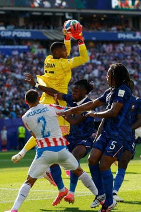 PHILADELPHIA STADIUM PHILADELPHIA PENNSYLVANIA USA 04.07.2026 FIFA MISTRZOSTWA SWIATA 2026 W PILKA NOZNA W USA MECZ GRUPA 1 8 FRANCE FRANCJA I AND PARAGUAY PARAGWAJ FIFA World Cup, WM, Weltmeisterschaft, Fussball 2026 Round of 16 match between Paraguay and France at Philadelphia Stadium on July 04, 2026 in Philadelphia, Pennsylvania. N Z Paraguay defender Gustavo Velazquez 2 France goalkeeper Mike Maignan 16 France midfielder Manu Kone 6 France defender Jules Kounde 5 KAMIL KRZACZYNSKI PILKA NOZNA FIFA WORLD CUP 2026 MS MISTRZOSTWA SWIATA W PILCE NOZNEJ MUNDIAL USA KANADA MEKSYK 2026 NEWSPIX.PL --- newspix.pl  KSK