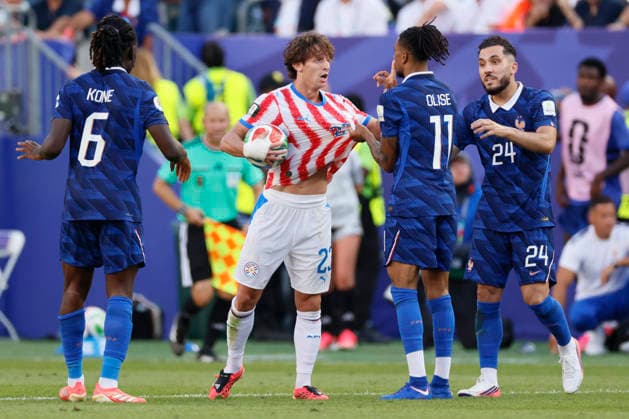 Paraguay v France: Round of 16 - FIFA World Cup, WM, Weltmeisterschaft, Fussball 2026 Matias Galarza of Paraguay and Michael Olise of France is pulled away by Rayan Cherki of France in incident during the FIFA World Cup 2026 Round Of 16 match between Paraguay and France at Philadelphia Stadium on July 4, 2026 in Philadelphia, Pennsylvania. Philadelphia Philadelphia Stadium PA United States Copyright: xAllstarxPicturexLibraryxLtdx