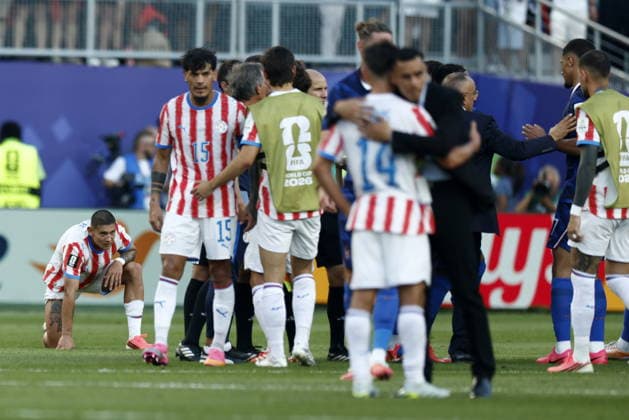 FIFA World Cup, WM, Weltmeisterschaft, Fussball 2026 - Round of 16 - Paraguay vs France Players of Paraguay look disappointed after losing the FIFA World Cup 2026 Round of 16 match Paraguay against France, in Philadelphia, Pennsylvania, USA, 04 July 2026. PHILADELPHIA United States  Copyright: xWILLxOLIVERx