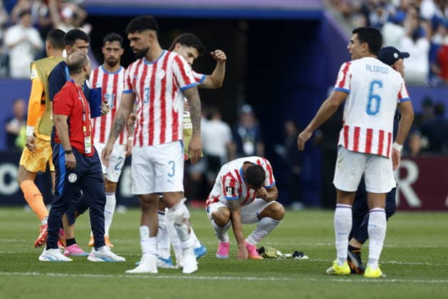 FIFA World Cup, WM, Weltmeisterschaft, Fussball 2026 - Round of 16 - Paraguay vs France Players of Paraguay look disappointed after losing the FIFA World Cup 2026 Round of 16 match Paraguay against France, in Philadelphia, Pennsylvania, USA, 04 July 2026. PHILADELPHIA United States  Copyright: xWILLxOLIVERx