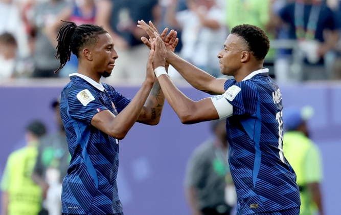 FIFA World Cup, WM, Weltmeisterschaft, Fussball 2026 - Round of 16 - Paraguay vs France Kylian Mbappe (R) of France celebrates with teammate Michael Olise after winning the FIFA World Cup 2026 Round of 16 match Paraguay against France, in Philadelphia, USA, 04 July 2026. PHILADELPHIA United States  Copyright: xSARAHxYENESELx