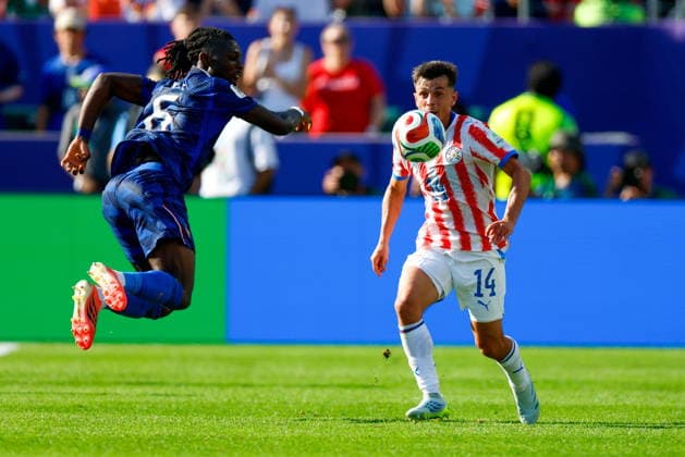 PHILADELPHIA STADIUM PHILADELPHIA PENNSYLVANIA USA 04.07.2026 FIFA MISTRZOSTWA SWIATA 2026 W PILKA NOZNA W USA MECZ GRUPA 1 8 FRANCE FRANCJA I AND PARAGUAY PARAGWAJ FIFA World Cup, WM, Weltmeisterschaft, Fussball 2026 Round of 16 match between Paraguay and France at Philadelphia Stadium on July 04, 2026 in Philadelphia, Pennsylvania. N Z France midfielder Manu Kone 6 Paraguay midfielder Andres Cubas 14 KAMIL KRZACZYNSKI PILKA NOZNA FIFA WORLD CUP 2026 MS MISTRZOSTWA SWIATA W PILCE NOZNEJ MUNDIAL USA KANADA MEKSYK 2026 NEWSPIX.PL --- newspix.pl  KSK