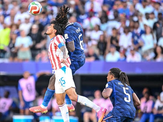 Gustavo Gomez (Paraguay) and Manu Kone (France) battle for the ball during the FIFA World Cup, WM, Weltmeisterschaft, Fussball 2026 Round Of 16 match between Paraguay and France at Philadelphia Stadium on July 4, 2026 in Philadelphia, United States. (Photo by Harry Langer DeFodi Images) - *** Gustavo Gomez of Paraguay and Manu Kone of France battle for the ball during the 2026 FIFA World Cup Round of 16 match between Paraguay and France at Philadelphia Stadium on July 4, 2026, in Philadelphia, United States. Photo by Harry Langer, DeFodi Images