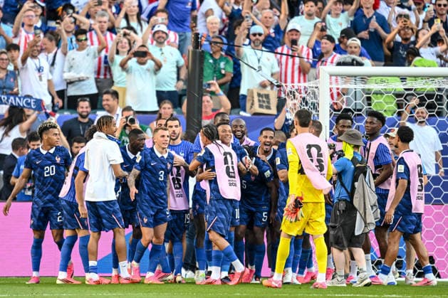 Team France celebrates the Victory with the Fans during the FIFA World Cup, WM, Weltmeisterschaft, Fussball 2026 Round Of 16 match between Paraguay and France at Philadelphia Stadium on July 4, 2026 in Philadelphia, United States. (Photo by Harry Langer DeFodi Images) - *** Team France celebrates the victory with the fans during the 2026 FIFA World Cup Round of 16 match between Paraguay and France at Philadelphia Stadium on July 4, 2026, in Philadelphia, United States. Photo by Harry Langer, DeFodi Images