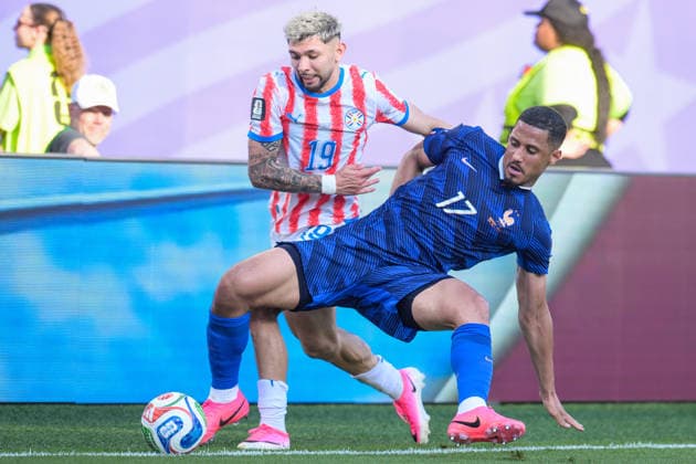Fußball, WM 2026, 20260704, Paraguay - Frankreich. Im Bild v.l. Julio ENCISO (Paraguay, 19), William SALIBA (Frankreich, 17). Philadelphia Philadelphia Stadium Pennsylvania Vereinigte Staaten von Amerika *** Soccer, 2026 World Cup, 20260704, Paraguay vs. France. Pictured, from left: Julio ENCISO (Paraguay, 19) and William SALIBA (France, 17). Philadelphia Stadium, Philadelphia, Pennsylvania, United States of America Copyright: Passion2Press MarkusxFischerx
