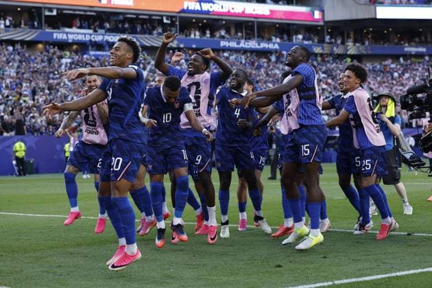PHILADELPHIA - France celebrates after the conclusion of the 2026 FIFA World Cup, WM, Weltmeisterschaft, Fussball round of 16 match between Paraguay and France at the Philadelphia Stadium on July 4, 2026, in Philadelphia, United States. MAURICE VAN STEEN ANP FIFA World Cup 2026 - round of 16 2026 xVIxANPxSportx xMauricexvanxSteenxIVx 562820075 originalFilename: 562820075.jpg