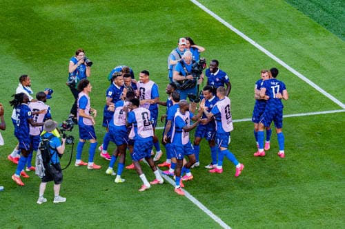 FIFA Fussball Weltmeisterschaft 2026, Achtelfinale, Paraguay vs. Frankreich, 04.07.2026, Philadelphia Stadium Jubel nach Abpfiff Mike Maignan William Saliba Lucas Digne Lucas Digne Dayot Upamecano Jules Kounde Manu Kone Ousmane Dembele Kylian Mbappe Michael Olise William Saliba *** 2026 FIFA World Cup, Round of 16, Paraguay vs. France, July 4, 2026, Philadelphia Stadium Celebrations after the final whistle Mike Maignan William Saliba Lucas Digne Lucas Digne Dayot Upamecano Jules Koundé Manu Kone Ousmane Dembélé Kylian Mbappé Michael Olise William Saliba Copyright: xBahhoxKarax