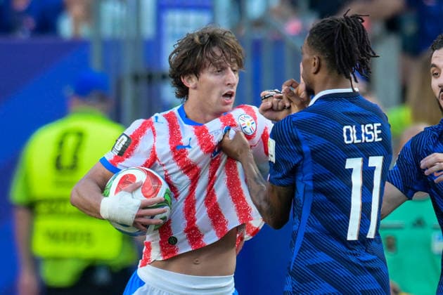 Fußball, WM 2026, 20260704, Paraguay - Frankreich. Im Bild v.l. Matias GALARZA (Paraguay, 23), Michael OLISE (Frankreich, 11) Situation zur gelbe Karte. Philadelphia Philadelphia Stadium Pennsylvania Vereinigte Staaten von Amerika *** Soccer, 2026 World Cup, 20260704, Paraguay vs. France. Pictured, from left: Matias GALARZA (Paraguay, 23), Michael OLISE (France, 11). Situation leading to a yellow card. Philadelphia, Philadelphia Stadium, Pennsylvania, United States of America Copyright: Passion2Press MarkusxFischerx