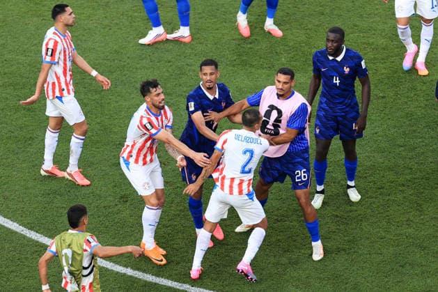 Football - FIFA World Cup, WM, Weltmeisterschaft, Fussball - Round of 16 - Paraguay v France 4th July 2026 - FIFA World Cup - Round of 16 - Paraguay v France - Maxence Lacroix of France and William Saliba of France hold back Gustavo Velazquez of Paraguay - Photo: Simon Stacpoole Offside. Philadelphia USA *** Fußball – FIFA-Weltmeisterschaft, Achtelfinale: Paraguay gegen Frankreich, 4. Juli 2026 – FIFA-Weltmeisterschaft, Achtelfinale: Paraguay gegen Frankreich – Maxence Lacroix (Frankreich) und William Saliba (Frankreich) halten Gustavo Velázquez (Paraguay) zurück – Foto: Simon Stacpoole – Abseits – Philadelphia, USA  Copyright: xSimonxStacpoolexOffside