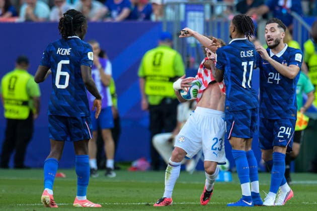 Fußball, WM 2026, 20260704, Paraguay - Frankreich. Im Bild v.l. Matias GALARZA (Paraguay, 23), Michael OLISE (Frankreich, 11), Rayan CHERKI (Frankreich, 24). Philadelphia Philadelphia Stadium Pennsylvania Vereinigte Staaten von Amerika *** Soccer, 2026 World Cup, 20260704, Paraguay vs. France. Pictured, from left: Matias GALARZA (Paraguay, 23), Michael OLISE (France, 11), Rayan CHERKI (France, 24). Philadelphia, Philadelphia Stadium, Pennsylvania, United States of America Copyright: Passion2Press MarkusxFischerx