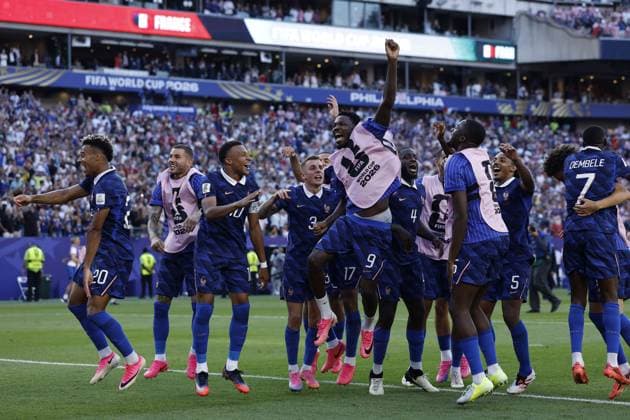 PHILADELPHIA - France celebrates after the conclusion of the 2026 FIFA World Cup, WM, Weltmeisterschaft, Fussball round of 16 match between Paraguay and France at the Philadelphia Stadium on July 4, 2026, in Philadelphia, United States. MAURICE VAN STEEN ANP FIFA World Cup 2026 - round of 16 2026 xVIxANPxSportx xMauricexvanxSteenxIVx 562820164 originalFilename: 562820164.jpg
