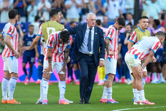 Fußball, WM 2026, 20260704, Paraguay - Frankreich. Im Bild v.l. Gustavo GOMEZ (Paraguay, 15), Trainer Paraguay Gustavo ALFARO. Philadelphia Philadelphia Stadium Pennsylvania Vereinigte Staaten von Amerika *** Soccer, 2026 World Cup, 20260704, Paraguay vs. France. Pictured, from left: Gustavo GOMEZ (Paraguay, 15), Paraguay coach Gustavo ALFARO, Philadelphia Stadium, Philadelphia, Pennsylvania, United States of America Copyright: Passion2Press MarkusxFischerx