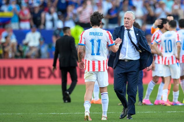 Fußball, WM 2026, 20260704, Paraguay - Frankreich. Im Bild v.l. MAURICIO (Paraguay, 11), Trainer Paraguay Gustavo ALFARO. Philadelphia Philadelphia Stadium Pennsylvania Vereinigte Staaten von Amerika *** Soccer, 2026 World Cup, 20260704, Paraguay vs. France. Pictured, from left: MAURICIO (Paraguay, 11), Paraguay coach Gustavo ALFARO, Philadelphia Stadium, Philadelphia, Pennsylvania, United States of America Copyright: Passion2Press MarkusxFischerx