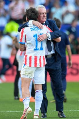 Fußball, WM 2026, 20260704, Paraguay - Frankreich. Im Bild v.l. MAURICIO (Paraguay, 11), Trainer Paraguay Gustavo ALFARO. Philadelphia Philadelphia Stadium Pennsylvania Vereinigte Staaten von Amerika *** Soccer, 2026 World Cup, 20260704, Paraguay vs. France. Pictured, from left: MAURICIO (Paraguay, 11), Paraguay coach Gustavo ALFARO, Philadelphia Stadium, Philadelphia, Pennsylvania, United States of America Copyright: Passion2Press MarkusxFischerx