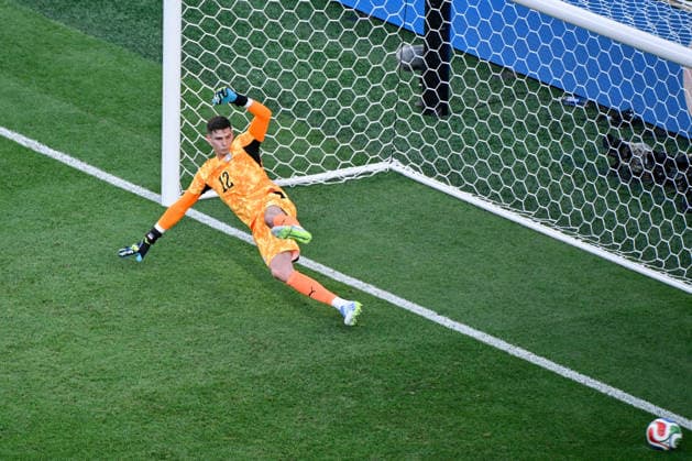 Kylian Mbappe of France scores his team s first goal from the penalty spot past Orlando Gill of Paraguay during the FIFA Men’s World Cup 2026 round of 16 football match between Paraguay and France at Philadelphia Stadium, in Philadelphia on July 4th 2026 (Photo by Andre Ricardo SPP)  Copyright: xAndrexRicardo SPPx Sportspressphoto_SPR184905