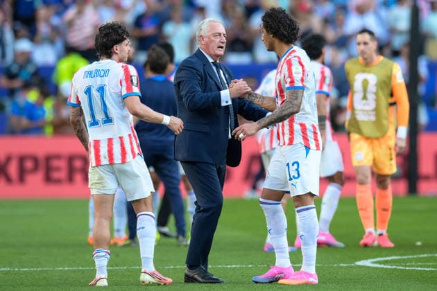 Fußball, WM 2026, 20260704, Paraguay - Frankreich. Im Bild v.l. Trainer Paraguay Gustavo ALFARO, Jose CANALE (Paraguay, 13). Philadelphia Philadelphia Stadium Pennsylvania Vereinigte Staaten von Amerika *** Soccer, 2026 World Cup, 20260704, Paraguay vs. France. Pictured, from left: Paraguay coach Gustavo ALFARO, Jose CANALE (Paraguay), 13, Philadelphia, Philadelphia Stadium, Pennsylvania, United States of America Copyright: Passion2Press MarkusxFischerx