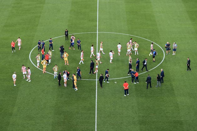 Football - FIFA World Cup, WM, Weltmeisterschaft, Fussball - Round of 16 - Paraguay v France 4th July 2026 - FIFA World Cup - Round of 16 - Paraguay v France - The Paraguay squad look dejected after the match - Photo: Simon Stacpoole Offside. Philadelphia USA *** Fußball: FIFA-Weltmeisterschaft, Achtelfinale: Paraguay gegen Frankreich, 4. Juli 2026 FIFA-Weltmeisterschaft, Achtelfinale: Paraguay gegen Frankreich Die paraguayische Mannschaft wirkt nach dem Spiel niedergeschlagen. Foto: Simon Stacpoole, Offside, Philadelphia, USA  Copyright: xSimonxStacpoolexOffside