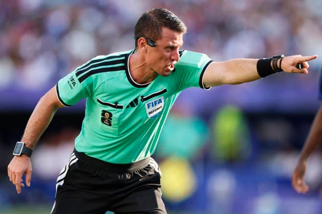 Paraguay v France: Round of 16 - FIFA World Cup, WM, Weltmeisterschaft, Fussball 2026 Referee Ilgiz Tantashev pointing during the FIFA World Cup 2026 Round Of 16 match between Paraguay and France at Philadelphia Stadium on July 4, 2026 in Philadelphia, Pennsylvania. Philadelphia Philadelphia Stadium PA United States Copyright: xAllstarxPicturexLibraryxLtdx