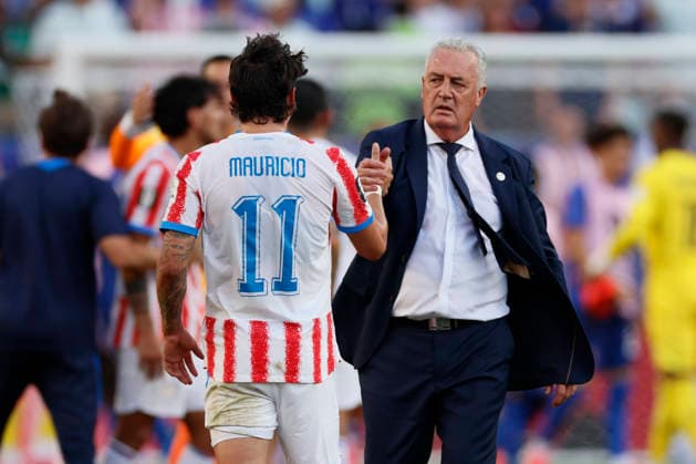 Paraguay v France: Round of 16 - FIFA World Cup, WM, Weltmeisterschaft, Fussball 2026 Mauricio of Paraguay and Gustavo Alfaro, Head Coach of Paraguay shake hands after the FIFA World Cup 2026 Round Of 16 match between Paraguay and France at Philadelphia Stadium on July 4, 2026 in Philadelphia, Pennsylvania. Philadelphia Philadelphia Stadium PA United States Copyright: xAllstarxPicturexLibraryxLtdx