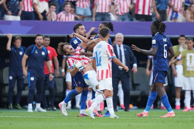 Michael Olise (France) and Matias Galarza (Paraguay) during Paraguay and France, Round of 16 FIFA World Cup, WM, Weltmeisterschaft, Fussball 2026, Philadelphia Stadium, Philadelphia, United States on July 4, 2026. Thor Wegner DeFodi Images. (Photo by DeFodi Images) - *** Michael Olise (France) and Matias Galarza (Paraguay) during the Paraguay vs. France match in the Round of 16 of the 2026 FIFA World Cup at Philadelphia Stadium in Philadelphia, United States, on July 4, 2026. Photo by Thor Wegner, DeFodi Images