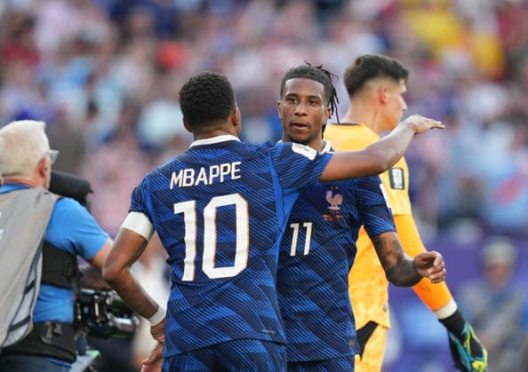 Kylian Mbappe (France) and Michael Olise (France) during Paraguay and France, Round of 16 FIFA World Cup, WM, Weltmeisterschaft, Fussball 2026, Philadelphia Stadium, Philadelphia, United States on July 4, 2026. Thor Wegner DeFodi Images. (Photo by DeFodi Images) - *** Kylian Mbappé (France) and Michael Olise (France) during the Round of 16 match between Paraguay and France at the 2026 FIFA World Cup, Philadelphia Stadium, Philadelphia, United States, on July 4, 2026. Photo by Thor Wegner, DeFodi Images