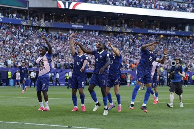 PHILADELPHIA - Marcus Thuram of France, William Saliba of France, Dayot Upamecano of France, Lucas Digne of France, and Kylian Mbappe of France celebrate after the 2026 FIFA World Cup, WM, Weltmeisterschaft, Fussball round of 16 match between Paraguay and France at Philadelphia Stadium on July 4, 2026, in Philadelphia, United States. MAURICE VAN STEEN ANP FIFA World Cup 2026 - round of 16 2026 xVIxANPxSportx xMauricexvanxSteenxIVx 562820680 originalFilename: 562820680.jpg