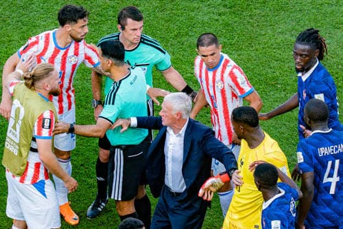 FIFA Fussball Weltmeisterschaft 2026, Achtelfinale, Paraguay vs. Frankreich, 04.07.2026, Philadelphia Stadium Didier Deschamps der Schiedsrichter und Dayot Upamecano Jules Kounde Manu Kone Mike Maignan *** 2026 FIFA World Cup, Round of 16, Paraguay vs. France, July 4, 2026, Philadelphia Stadium; Didier Deschamps (referee); Dayot Upamecano, Jules Koundé, Manu Kone, Mike Maignan Copyright: xBahhoxKarax
