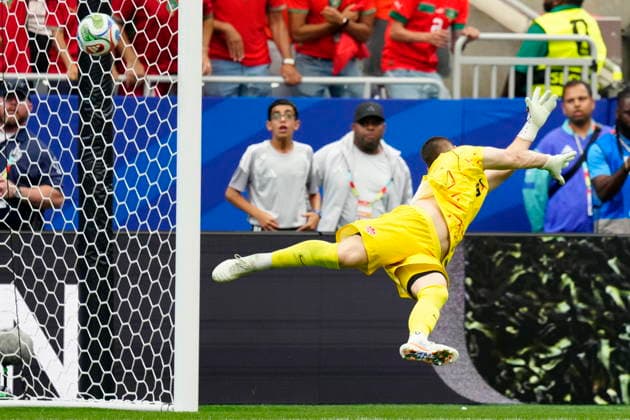 July 4, 2026, Houston, Tx, United States: Canada s Maxime Crepeau (16) allows a goal by ..Morocco s Azzedine Ounahi during second half FIFA World Cup, WM, Weltmeisterschaft, Fussball round of 16 soccer action, in Houston, Saturday, July 4, 2026. Morocco Defeats Co-Host Canada 3-0 To Reach World Cup Quarterfinals  - ZUMAc35_ 20260704_zaf_c35_049 Copyright: xFrankxGunnx