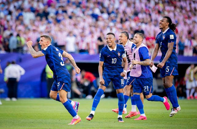 Philadelphia, USA 04th Jul 2026. Final jubilation: Lucas Digne (FRA) Kylian Mbappe (FRA) Jules Kounde (FRA) Paraguay - France World Cup Paraguay - Frankreich 04.07.2026 *** Philadelphia, USA, July 4, 2026: Jubilation at the Final—Lucas Digne (FRA), Kylian Mbappé (FRA), Jules Koundé (FRA)—Paraguay vs. France, World Cup, Paraguay vs. France, July 4, 2026