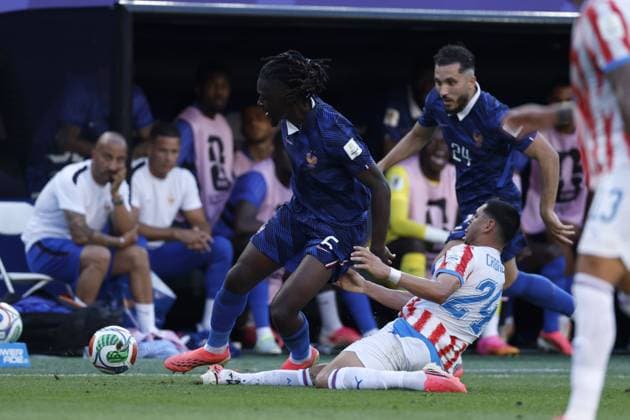 PHILADELPHIA - Manu Kone of France and Gustavo Caballero of Paraguay during the 2026 FIFA World Cup, WM, Weltmeisterschaft, Fussball round of 16 match between Paraguay and France at the Philadelphia Stadium on July 4, 2026, in Philadelphia, United States. MAURICE VAN STEEN ANP FIFA World Cup 2026 - round of 16 2026 xVIxANPxSportx xMauricexvanxSteenxIVx 562821334 originalFilename: 562821334.jpg
