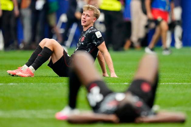 July 4, 2026, Houston, Tx, United States: Canada s Luc de Fougerolles (4) sits on the turf following the team s loss to Morocco in FIFA World Cup, WM, Weltmeisterschaft, Fussball round of 16 soccer action, in Houston, Saturday, July 4, 2026. Morocco Defeats Co-Host Canada 3-0 To Reach World Cup Quarterfinals  - ZUMAc35_ 20260704_zaf_c35_071 Copyright: xFrankxGunnx