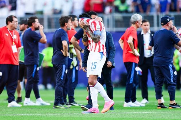 RECORD DATE NOT STATED FIFA World Cup, WM, Weltmeisterschaft, Fussball 2026 - Round of 16 - Paraguay v France Gustavo Gomez breaks down in tears after Paraguay s 1 0 defeat to France and elimination from the Round of 16 match between Paraguay and France at the FIFA World Cup, at Philadelphia Stadium, in Philadelphia, United States, on Saturday, July 04, 2026.(Foto: William Volcov Brazil Photo Press IMAGO) Sports Philadelphia PA United States Copyright: xWILLIAMxVOLCOVx