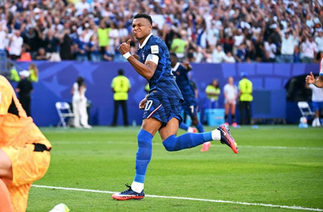 Fussball, Länderspiel, Herren, FIFA World Cup, WM, Weltmeisterschaft, Fussball 2026, Fussball-Weltmeisterschaft, USA, Achtelfinale, Lincoln Financial Field, Philadelphia: Paraguay - Frankreich 0:1; Jubel Kylian Mbappe (FRA) nach seinem Tor zum 0:1 durch Elfmeter. Jubel, Freude, Aktion. *** Soccer, International Match, Men s, 2026 FIFA World Cup, Soccer World Cup, USA, Round of 16, Lincoln Financial Field, Philadelphia, Paraguay vs. France 0–1, Kylian Mbappé (FRA) celebrates after scoring the 0–1 goal on a penalty kick; celebration, joy, action