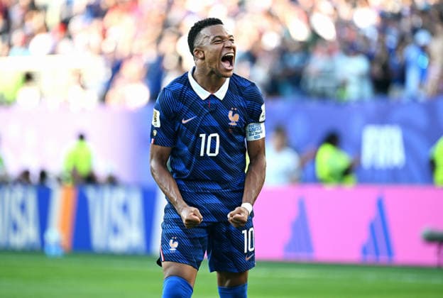 Fussball, Länderspiel, Herren, FIFA World Cup, WM, Weltmeisterschaft, Fussball 2026, Fussball-Weltmeisterschaft, USA, Achtelfinale, Lincoln Financial Field, Philadelphia: Paraguay - Frankreich 0:1; Schlussjubel Kylian Mbappe (FRA). Jubel, Freude, Aktion. *** Soccer, International Match, Men s, 2026 FIFA World Cup, Soccer World Cup, USA, Round of 16, Lincoln Financial Field, Philadelphia, Paraguay vs. France 0–1, Kylian Mbappé (FRA) celebrates at the final whistle, celebration, joy, action